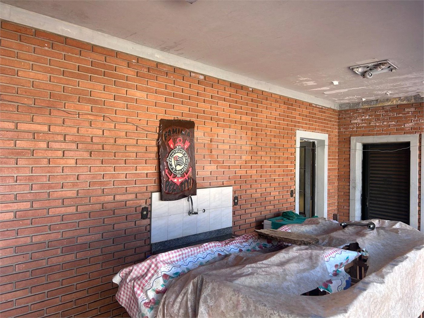 Casa espaçosa e confortável em um bairro tranquilo a venda.
