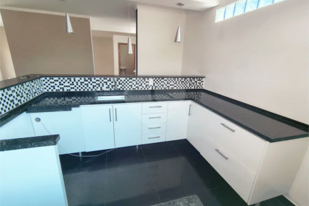 Casa com Suíte Master, Closet, Piscina e Espaço Gourmet Próxima ao Parque Ecológico- 03 quartos -com quintal