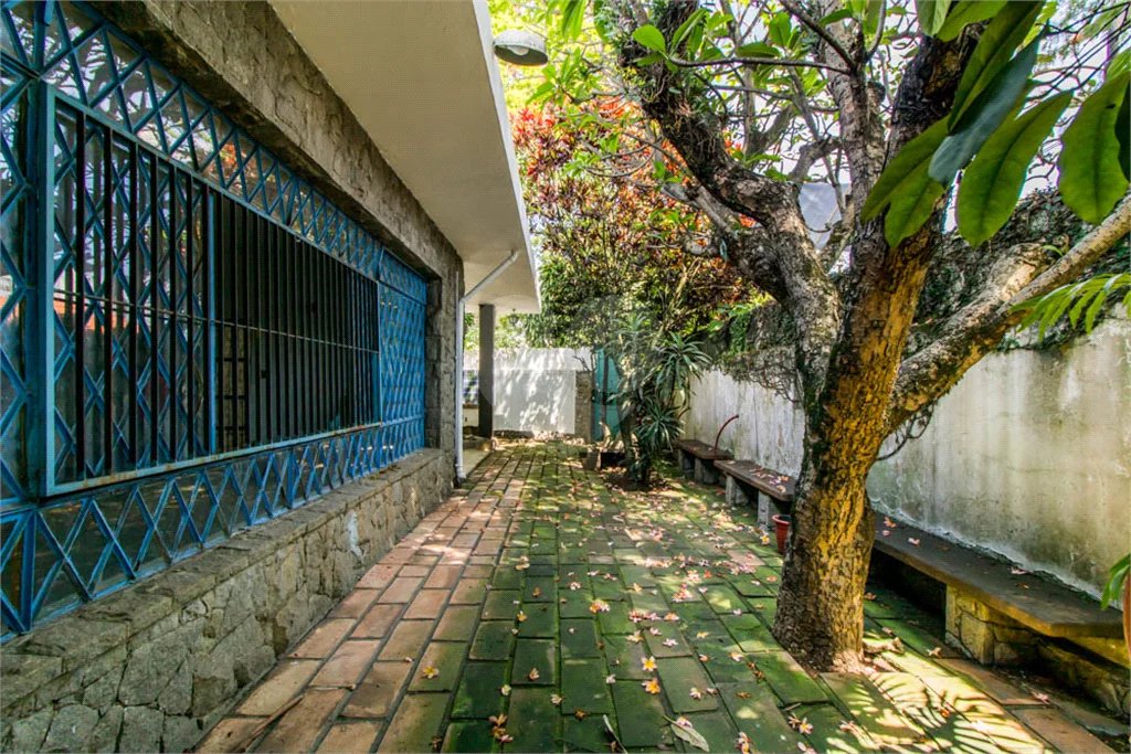 Casa à venda em Moema de 280m² com 4 dormitórios, sendo 1 suíte e 2 vagas de garagem.