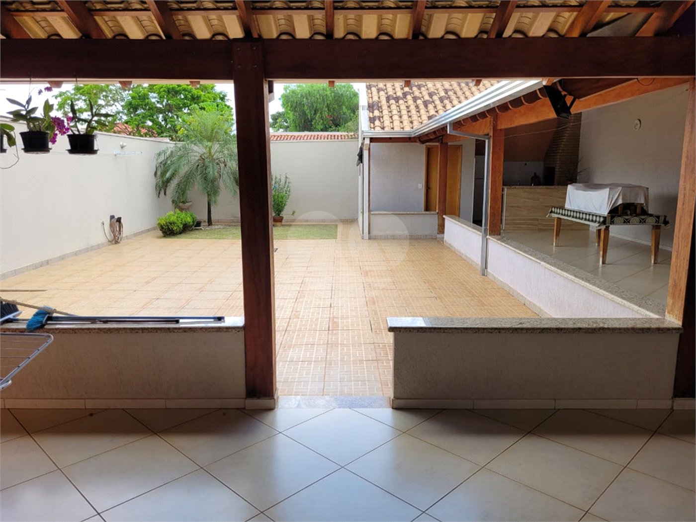 Casa térrea com 2 dormitórios, sendo 1 suíte.
