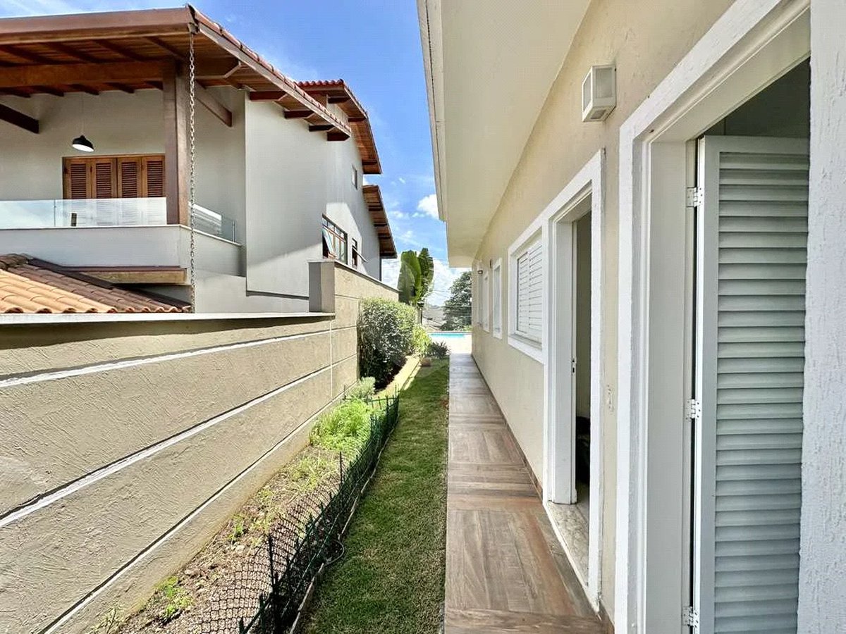 Casa em condomínio Impecável, 4 dorms / 2 suítes, varanda gourmet, piscina, 3 lareiras