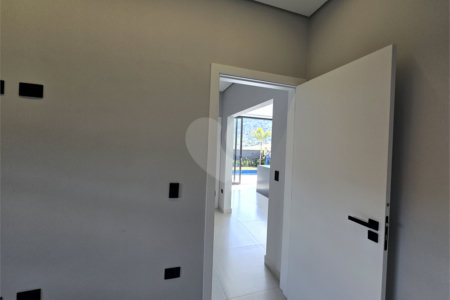 Maravilhosa Casa térrea em condomínio fechado no Portal Lamis, com 3 suítes, piscina privativa e persianas elétricas em excelente condomínio com salão de festas, piscina, quadras de tênis, beach tênis e campo de futebol. Vista cinematográfica da Pedra Grande.
