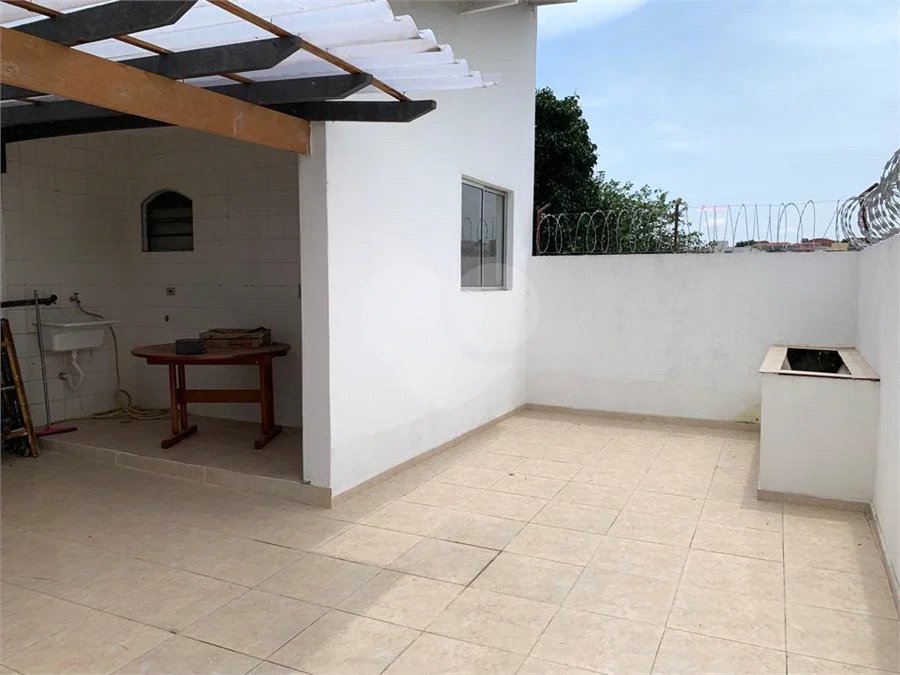 Casa espaçosa com 3 quartos, suíte, quintal e 2 vagas na Vila Santa Catarina
