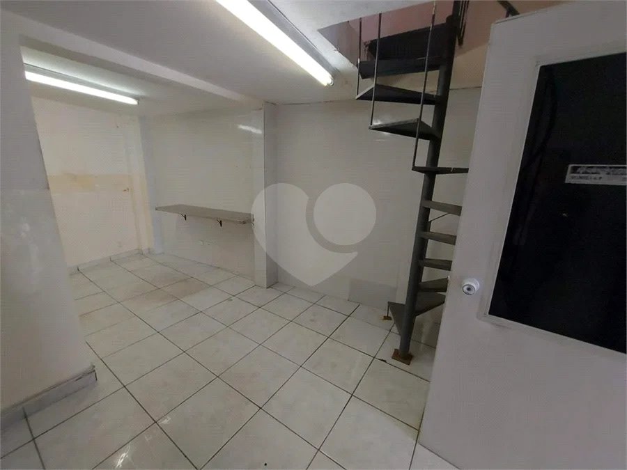GALPÃO COMERCIAL DE 220,0 M² COM 02 BANHEIROS, COPA COM REFEITORIO, MEZANINO E VAGA DE GARAGEM PARA LOCAÇÃO NA LAPA