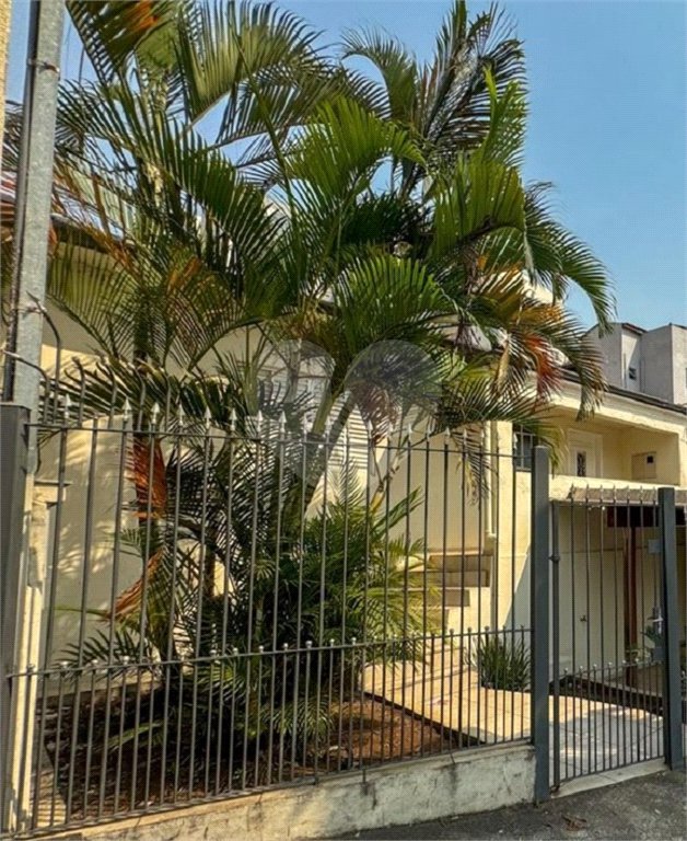 Casa com 132m² de terreno, 2 dormitórios, 2 vagas de garagem e próximo ao metrô.