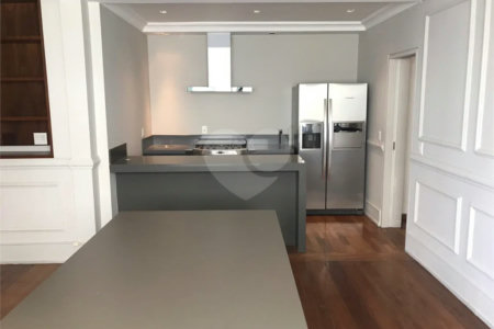 Apto 220 metros no Campo Belo. varanda, 5 vagas, 3 suítes. Visite