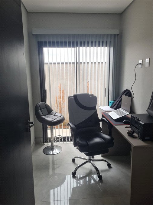 Linda casa em condomínio fechado, unindo conforto, lazer e segurança para você e sua família!