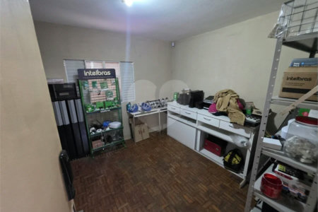 Casa térrea à venda com amplo quintal e grande potencial na Vila Nery