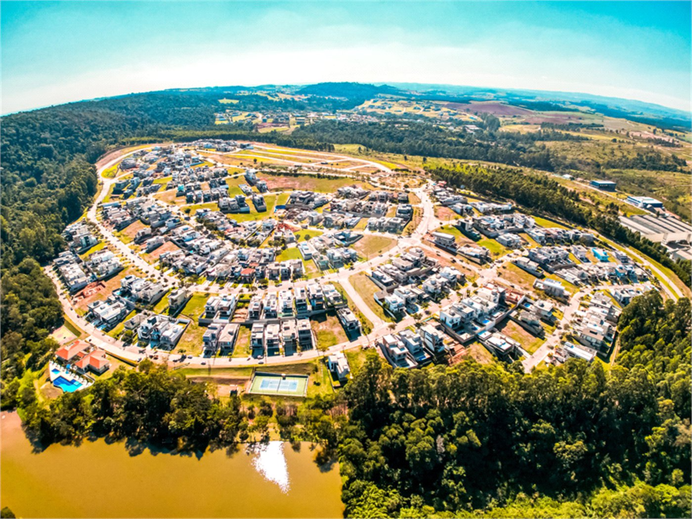 Sobrado à venda em Itupeva – 421,80 m² de terreno – 254,28 m² de área construída – 3 dormitórios – 4 banheiros – 4 vagas de garagem