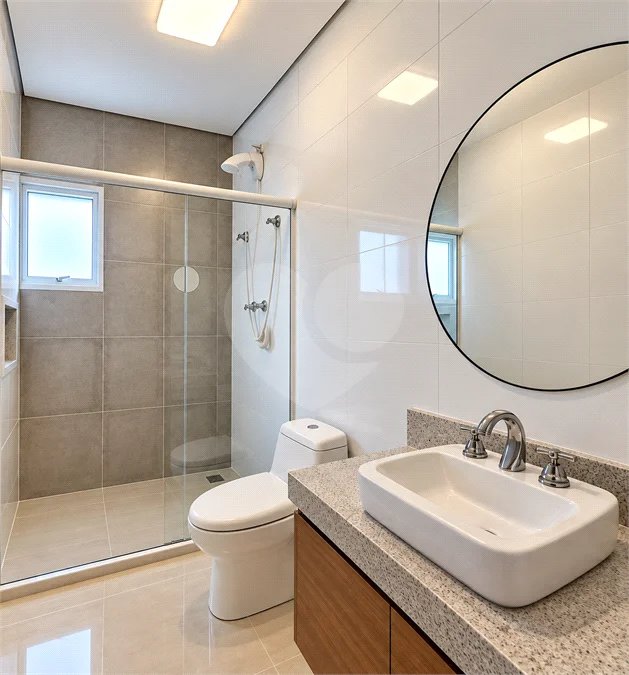Sobrado geminado com 185 m², 3 suítes, closet, 4 vagas, área gourmet, sótão, energia solar, aquecimento de água e sistema completo de segurança.