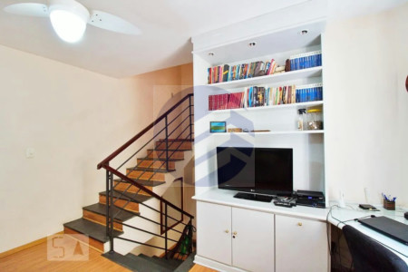 Casa para alugar com 3 quartos, sendo 1 suíte, em Jardim Monte Kemel, São Paulo - SP