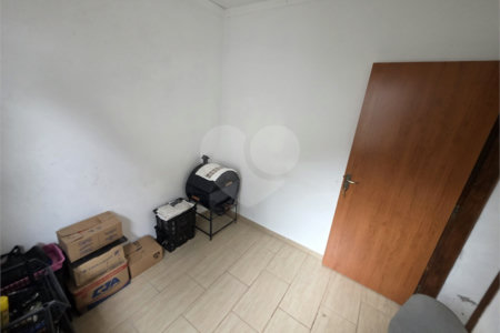 Casa térrea à venda no Douradinho com 2 quartos e edícula com mais dois quartos e 2 banheiros.