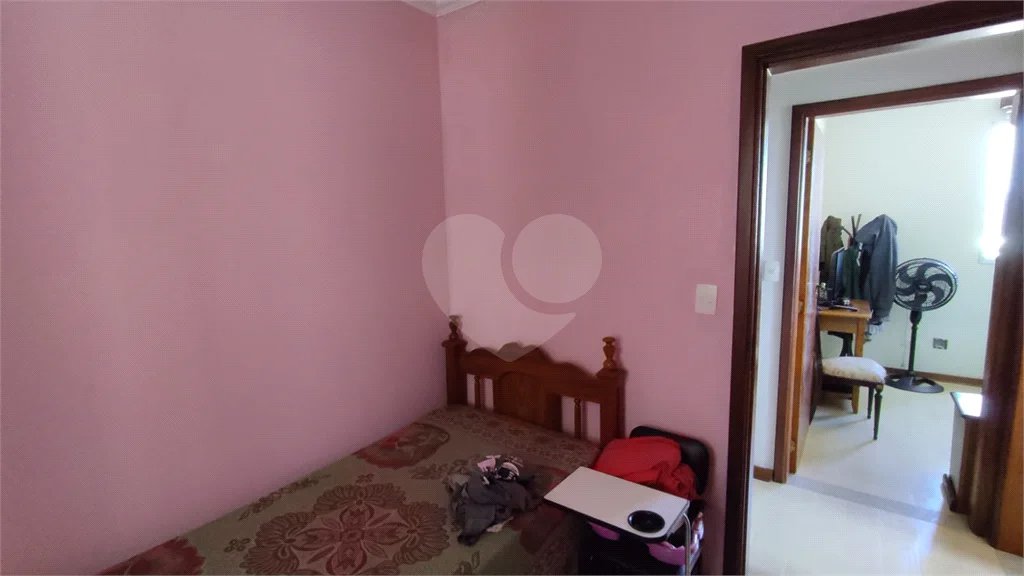 Vende-se apartamento de dois dormitórios no Edifício Marseille, no Centro de Piracicaba;