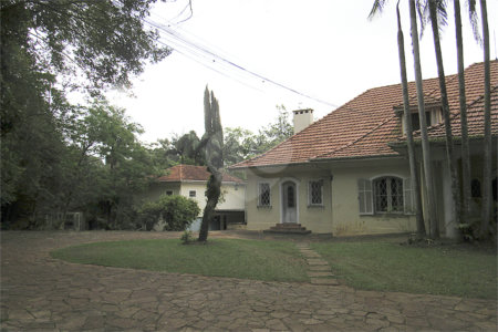 Casa à venda com 4 quartos, sendo 2 suítes,  no condomínio Chácara Flora, São Paulo - SP