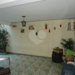 Sobrado com 4 quartos sendo 2 suítes.
