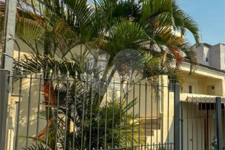 Casa com 132m² de terreno, 2 dormitórios, 2 vagas de garagem e próximo ao metrô.