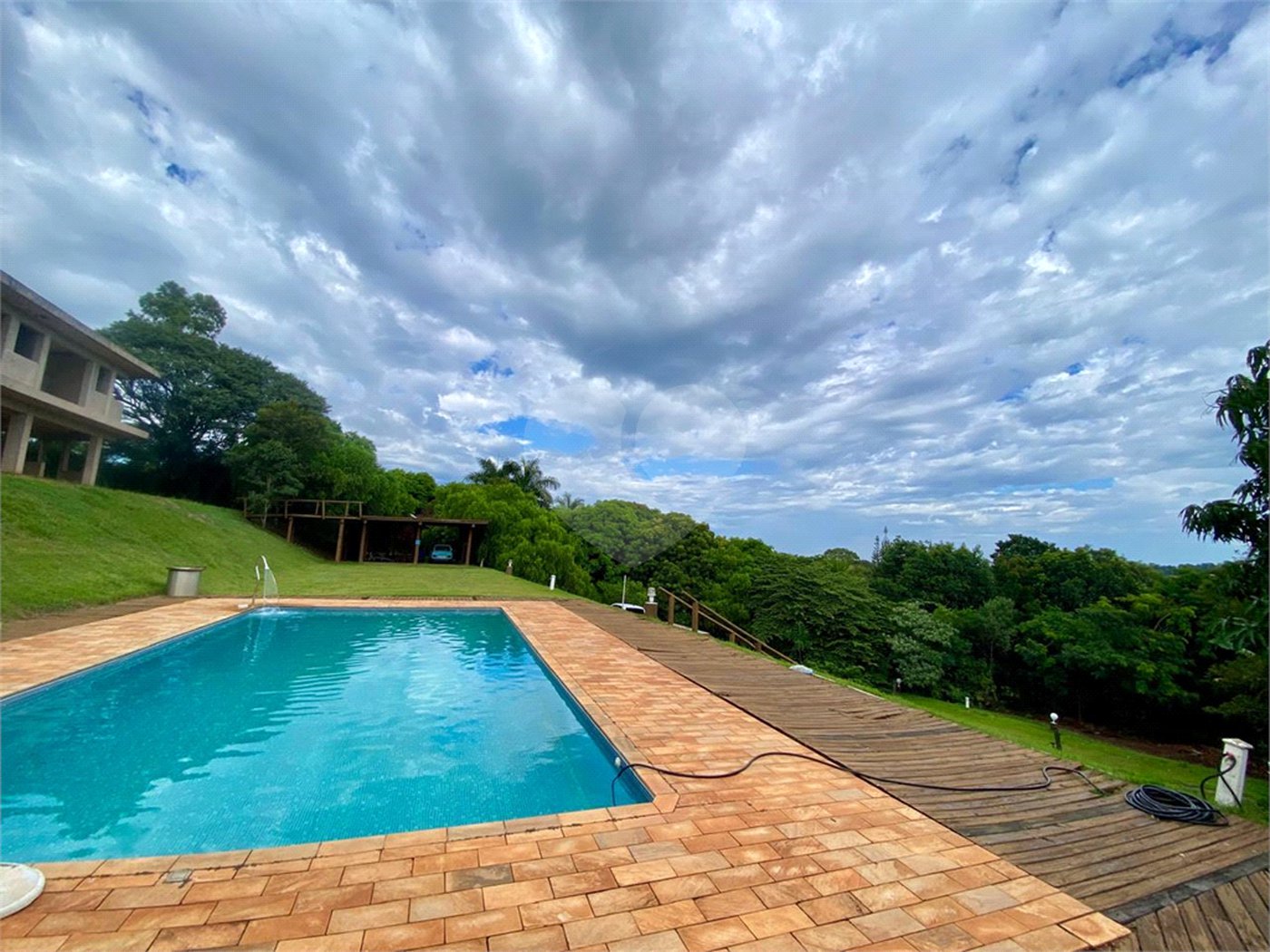 Chácara à venda no Condomínio Itaipu com chalé e vista privilegiada!