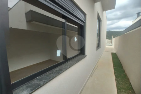 Casa exclusiva em Atibaia de alto padrão com 3 suítes, piscina, espaço gourmet, condomínio fechado, aceita financiamento