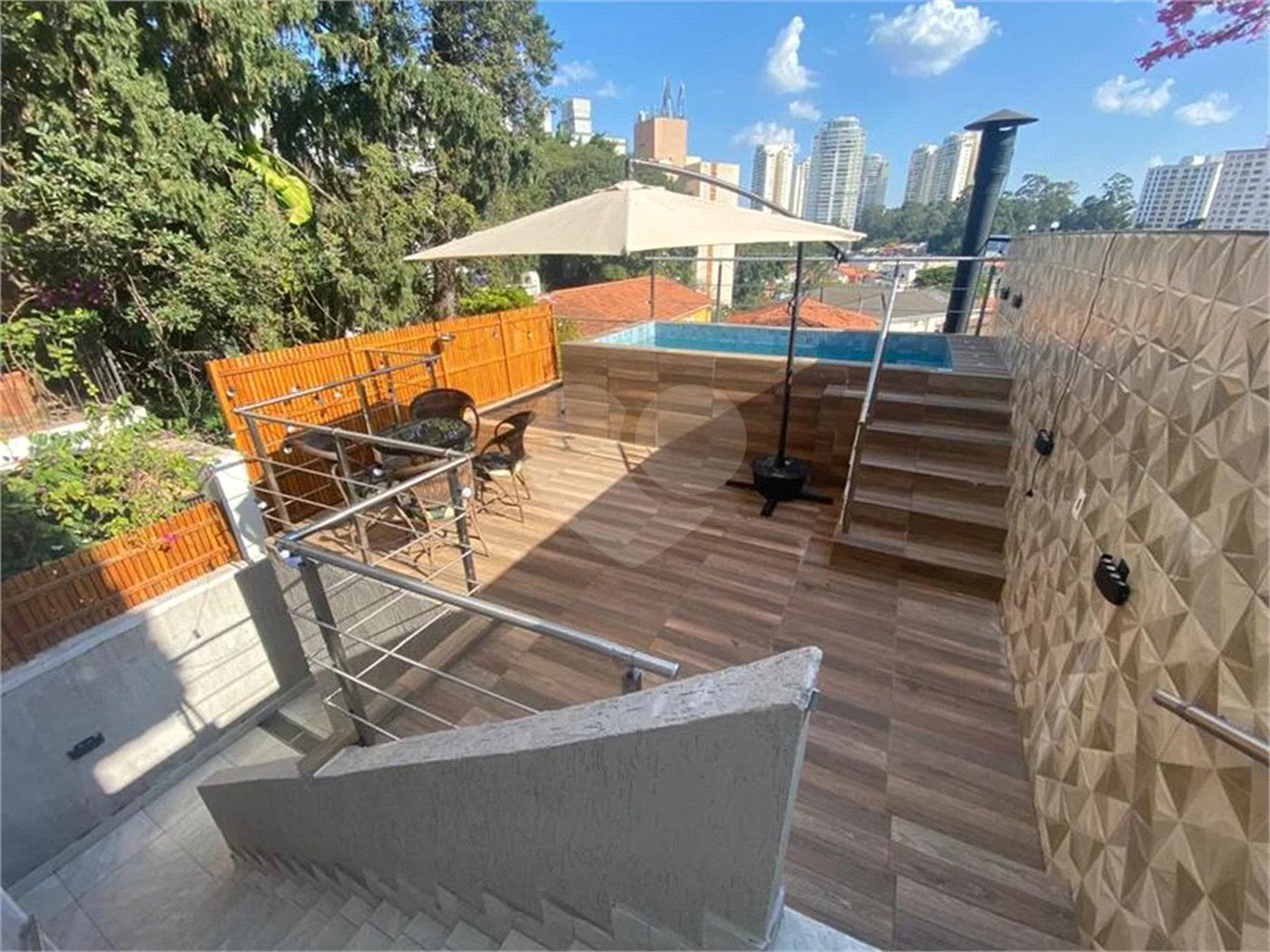Sobrado à venda com 5 quartos, sendo 4 suítes, em Jardim Prudência, São Paulo, SP