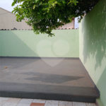 Casa térrea com 3 dormitórios.