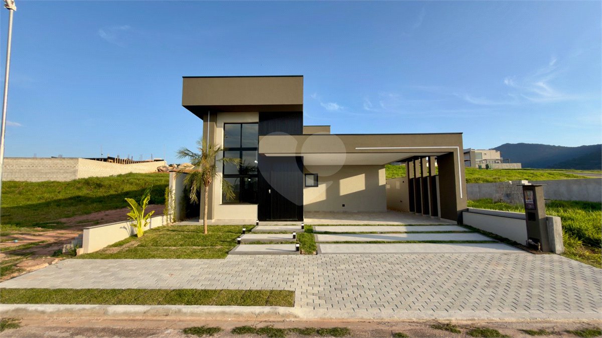 Casa térrea 3 dormitórios (3 suítes), espaço gourmet, piscina, 2 vagas garagem, condomínio fechado com ampla área lazer