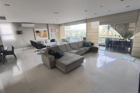 Este amplo apartamento de 290 m², completamente reformado, reúne sofisticação,