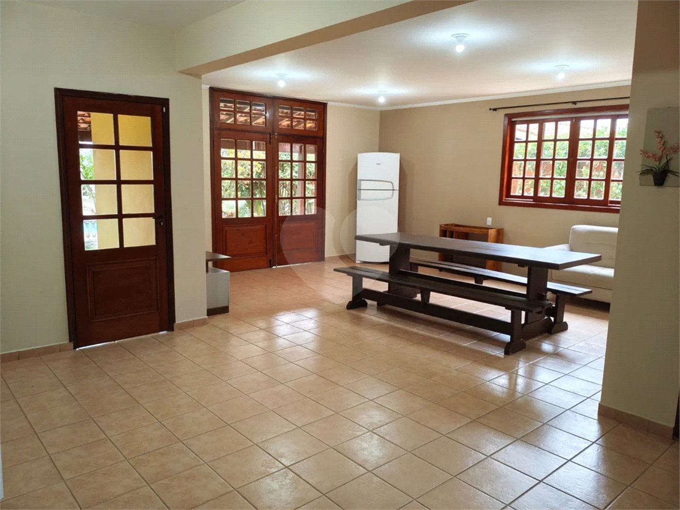 Casa à venda com 4 quartos, sendo 2 suítes,  em Country Residencial Felix, Bom Jesus dos Perdões, SP