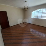Casa térrea com 3 dormitórios, sendo 1 suíte.