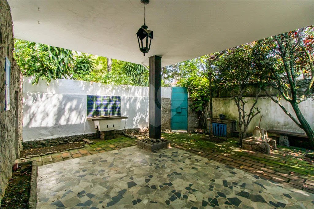 Casa à venda em Moema de 280m² com 4 dormitórios, sendo 1 suíte e 2 vagas de garagem.