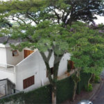 Lindo sobrado, possui 3 dormitórios, sendo 1 suíte master com sacada, banheira, e 4 vagas
