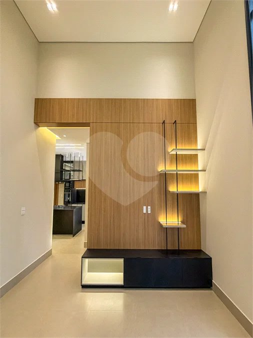 Indaiatuba - Condominio Sapezal - R$ 2.400.000,00 - Área Total 360,00 m² - Área Construída 213,32 m² - TÉRREA - 03 suítes sendo a master com closet; - Escritório; Lavabo; Cozinha com cooktop e planejados; Gourmet com churrasqueira; Ambientes preparados para ar condicionado; Piscina com cascata,