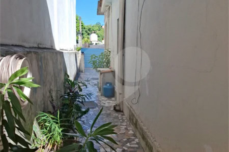 Ó TIMO CASA COM 3 QUARTOS E TERRAÇO EM CONTOMINIO FECHADO