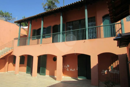 Casa no Pacaembu com ótima distribuição e amplo quintal em terreno em declive