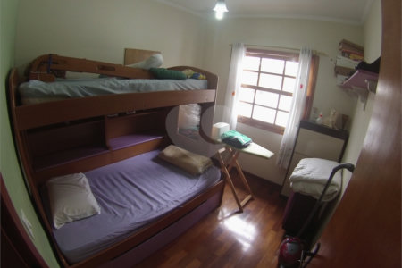 Sobrado com 4 quartos sendo 2 suítes.