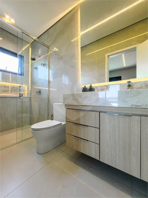 Indaiatuba - Condominio Villa Sapezal - 318 m² de Terreno - 230 m² de Área Construída - 3 suítes, sendo 1 Master com closet planejado - Sala de TV - Sala de estar integrada à Sala de jantar - Cozinha com móveis planejados - Despensa - Escritório planejado - Lavabo - Piscina com preparação para aquec