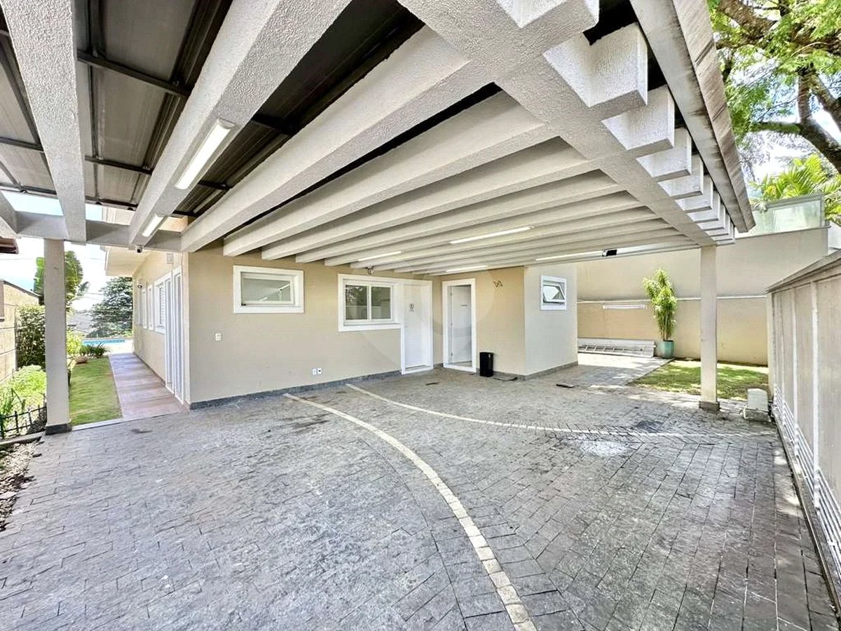 Casa em condomínio Impecável, 4 dorms / 2 suítes, varanda gourmet, piscina, 3 lareiras