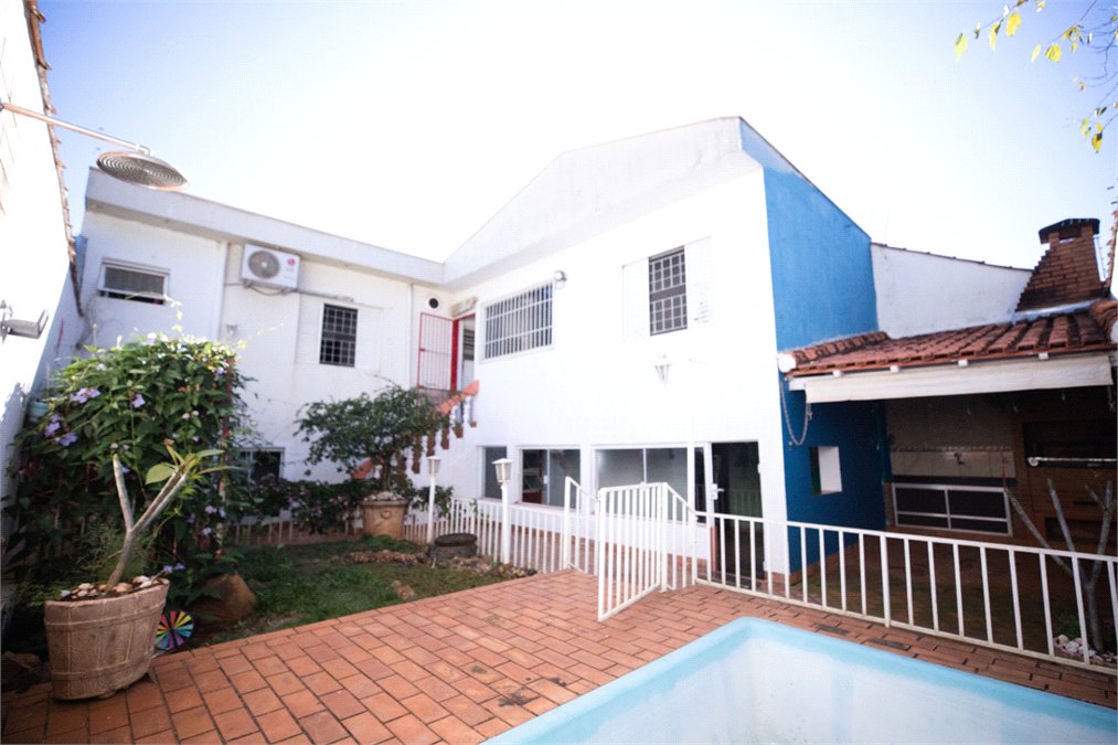 Casa com 4 Dormitórios e área de lazer com piscina