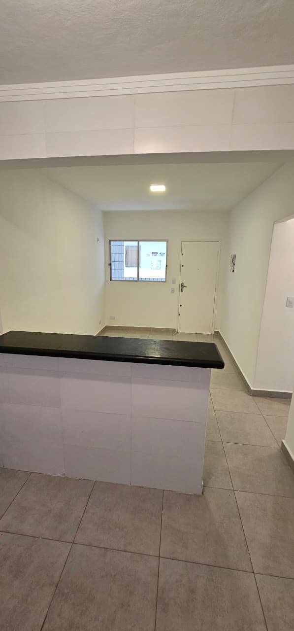 Apartamento de 01 Dormitório na Vila Caiçara — 200 m do Mar