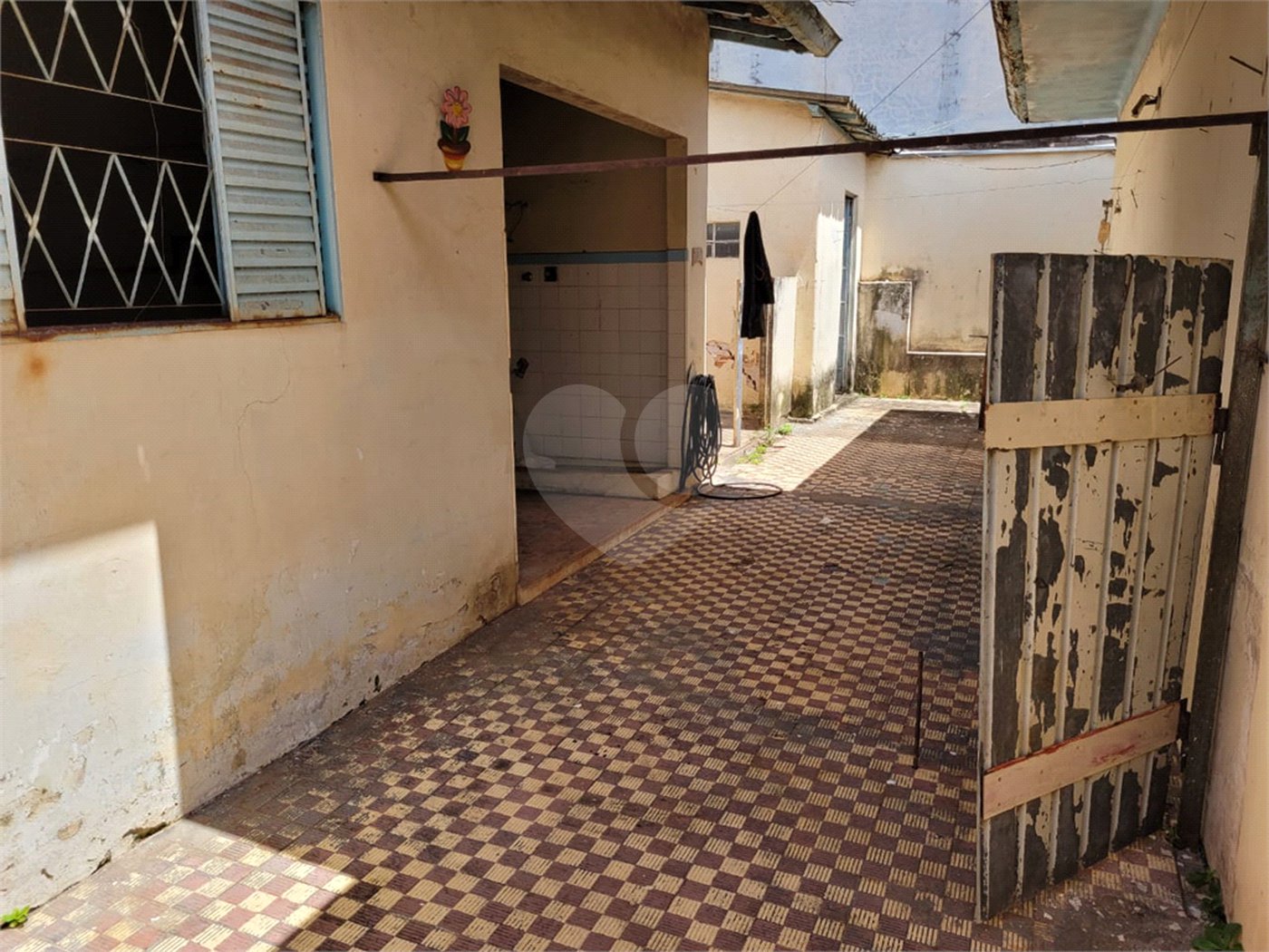 Casa Térrea com 3 dormitórios.