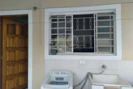 Sobrado espaçoso e bem localizado