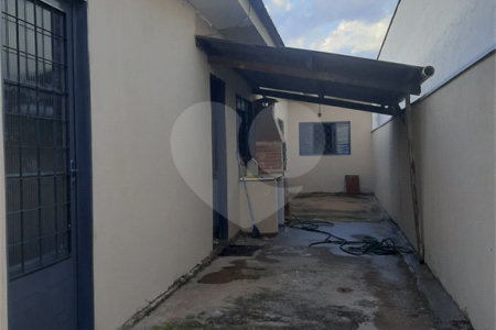 Casa térrea com 2 dormitórios.