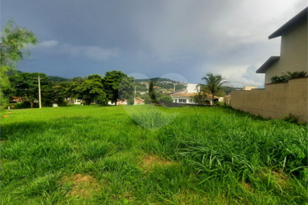 Lindo terreno de 450m², localizado no Condomínio Vilaggio Caprirccio