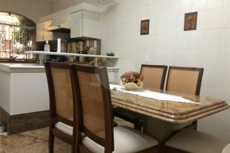 Sobrado com 363m² à venda no Alto da Moóca - 3 suítes e 6 vagas.