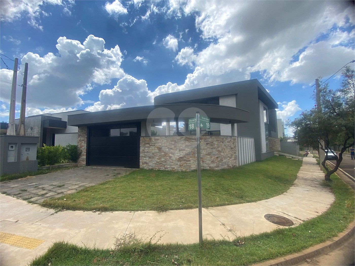 Casa à Venda no Condomínio Damha III