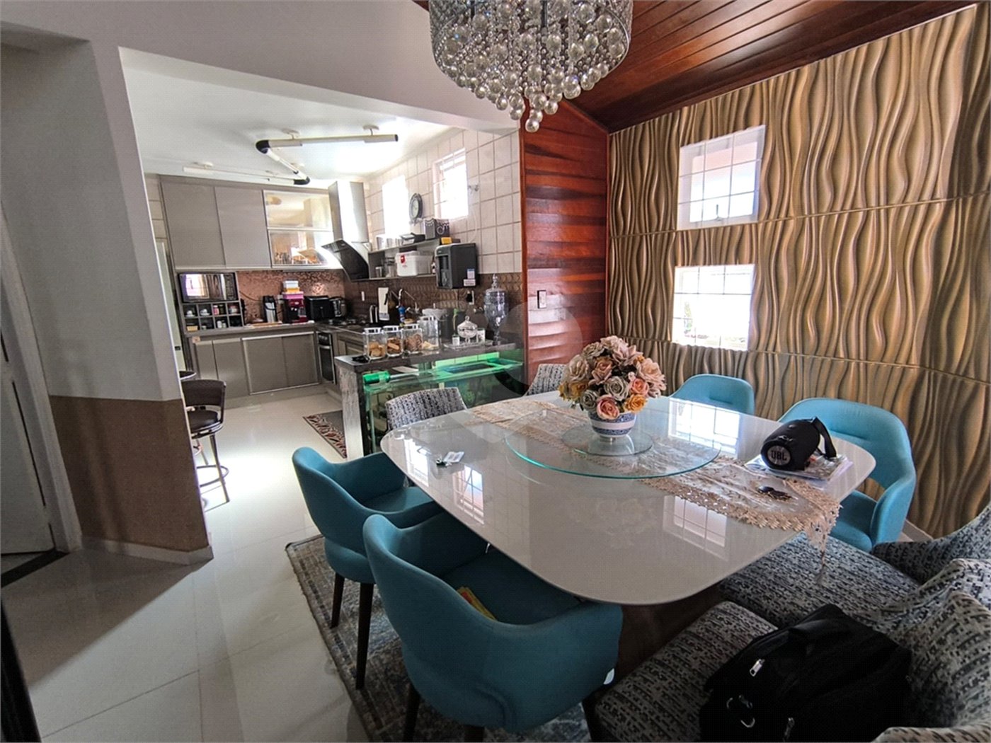 Casa à Venda no Santa Marta com 3 Suítes e Piscina