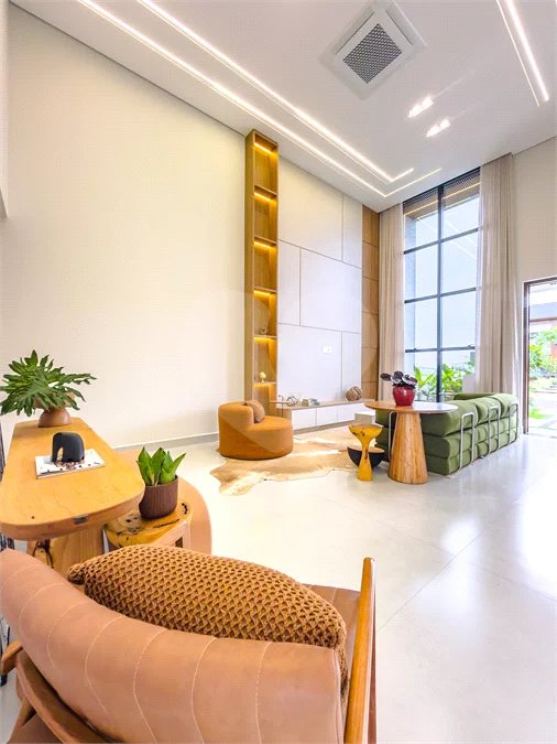 Casa Térrea – Condomínio Maria Cândida - 300 m² de terreno - 212 m² de área construída - 4 vagas de garagem, sendo 2 cobertas - Sala de jantar e estar integradas, com pé-direito duplo e cortina - 3 suítes com ar-condicionado, sendo 1 master com closet – planejado – Roupeiro – Escritório - Cozinha