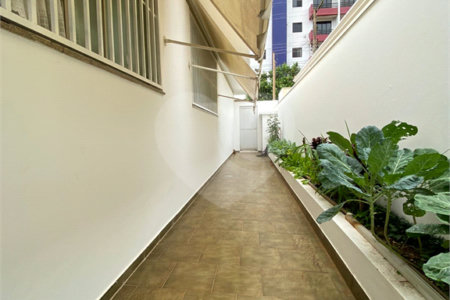 Casa Térrea com 3 suítes, sendo 1 suíte master.