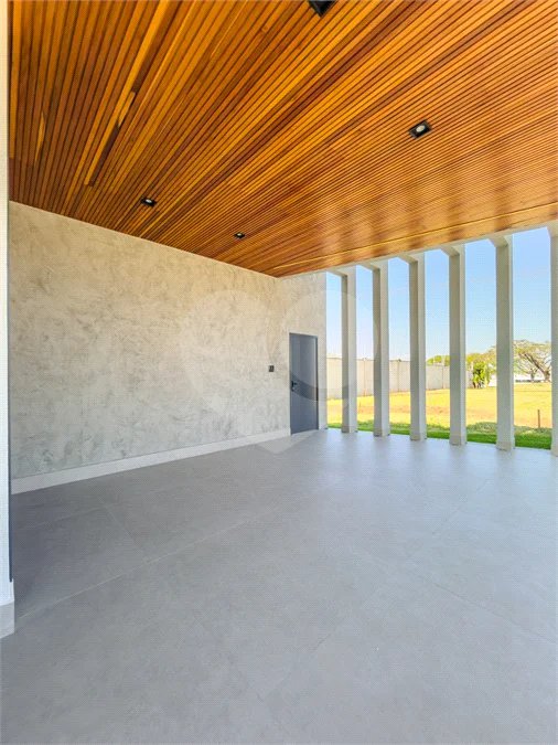 Indaiatuba - Condominio Villa Sapezal - 318 m² de Terreno - 230 m² de Área Construída - 3 suítes, sendo 1 Master com closet planejado - Sala de TV - Sala de estar integrada à Sala de jantar - Cozinha com móveis planejados - Despensa - Escritório planejado - Lavabo - Piscina com preparação para aquec
