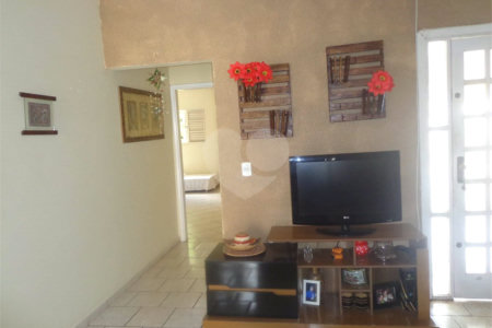 Casa Térrea com 3 dormitórios, sendo 1 suíte.