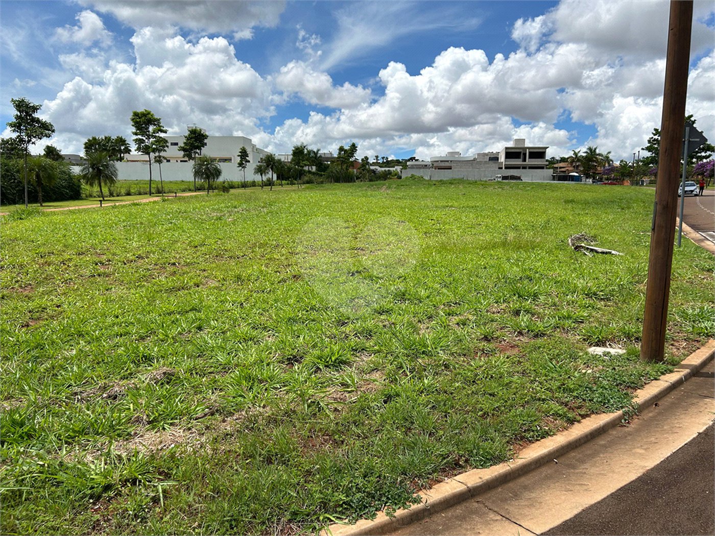 Terreno no condomínio Damha Golf em frente área de lazer com 1.404,40 m²